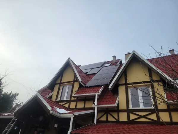 Сонячна станція на черепичному даху приватного будинку, Львівська область